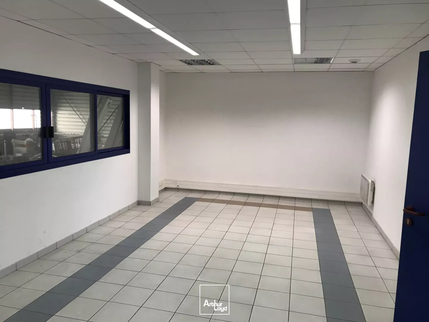 plateaux bureau à louer à Quimper belle visibilité rond-point de Troyalach