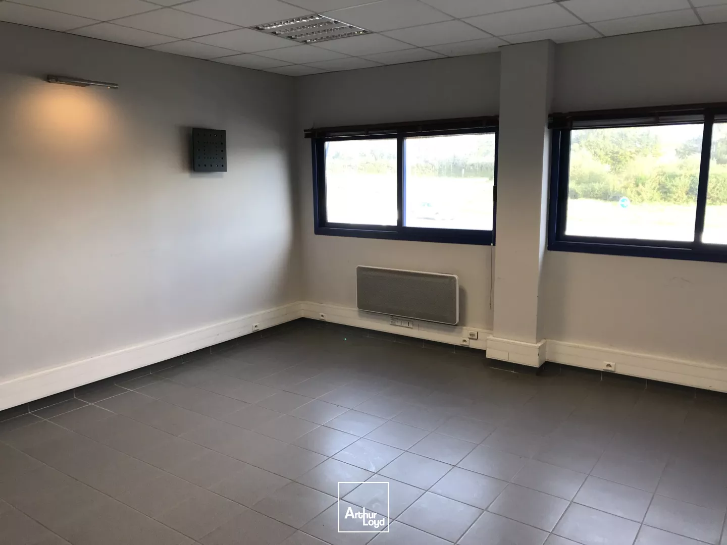 plateaux bureau à louer à Quimper belle visibilité rond-point de Troyalach