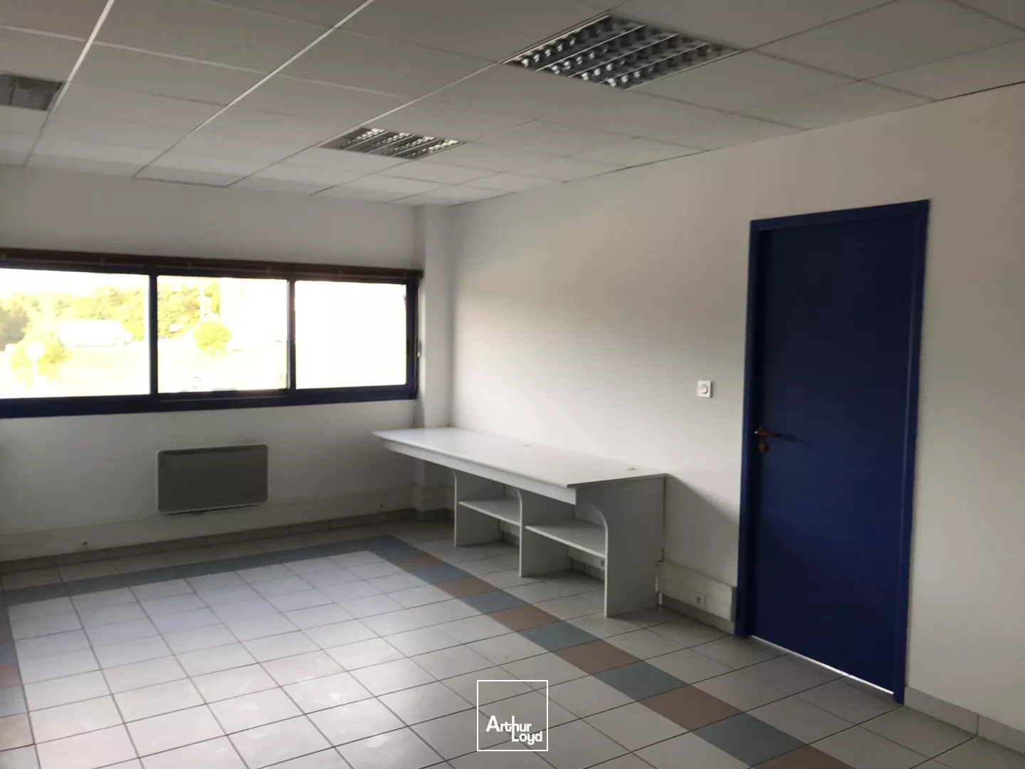 plateaux bureau à louer à Quimper belle visibilité rond-point de Troyalach