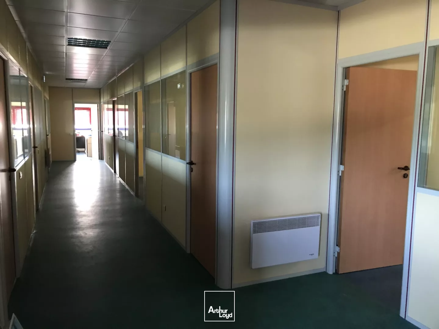 plateaux bureau à louer à Quimper belle visibilité rond-point de Troyalach