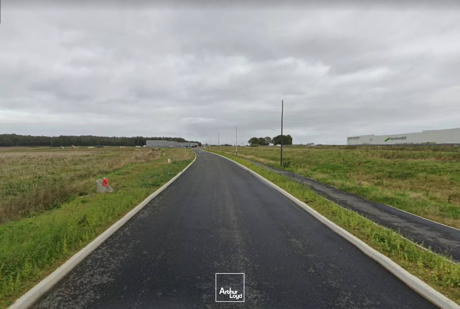 TERRAIN A VENDRE ZA DES PARPAREUX - EXCELLENTE VISIBILITE LE LONG DE LA VOIE EXPRESS DIRETION RENNES