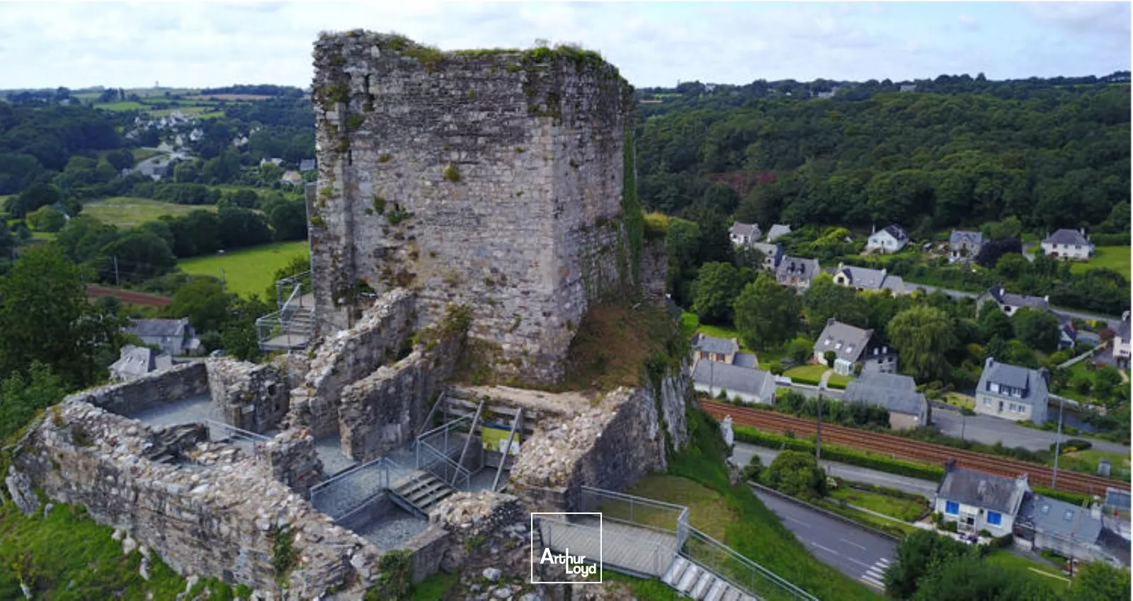 FONDS DE COMMERCE ET MURS D'UN RESTAURANT A VENDRE BELLE OPPORTUNITE A LA ROCHE MAURICE