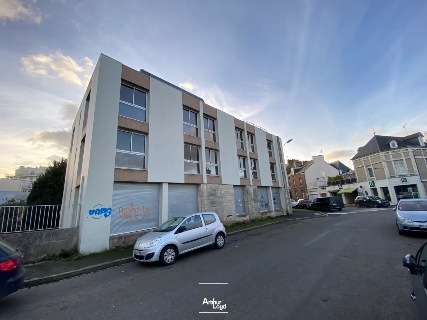 Immeuble de bureaux à vendre dans le quartier Saint Michel de Saint Brieuc dans un environnement verdoyant