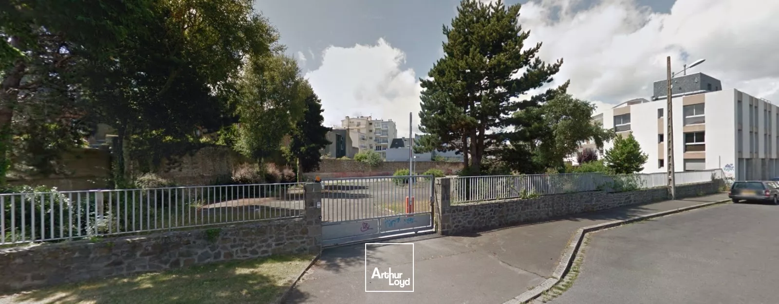 Immeuble de bureaux à vendre dans le quartier Saint Michel de Saint Brieuc dans un environnement verdoyant