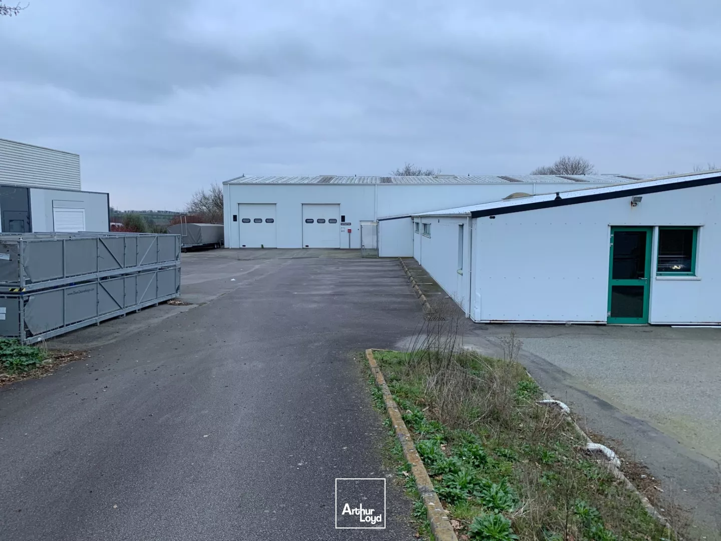 LOCATION LOCAL D'ACTIVITE D'ENVIRON 1 180 m² A SAINT-EVARZEC