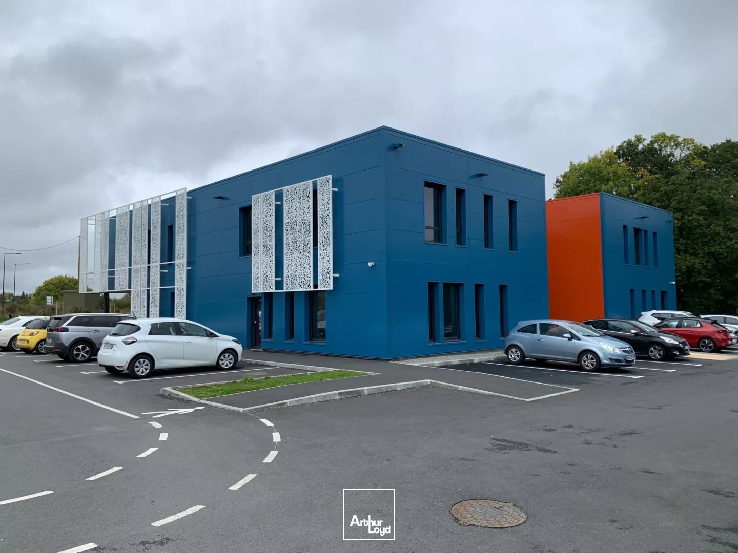 A LOUER / A VENDRE LOCAUX BRUT DE BETON ZONE DE KERLIC - QUIMPER