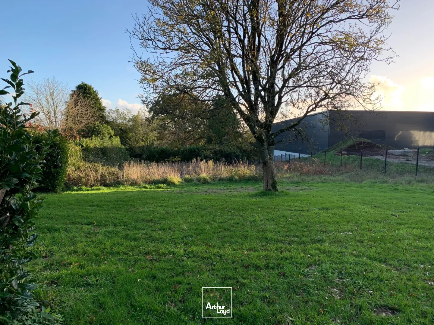 A LOUER ZONE DE GUELEN QUIMPER - LOCAUX D'ACTIVITE D'UNE SUPERFICIE D'ENVIRON 300 M²