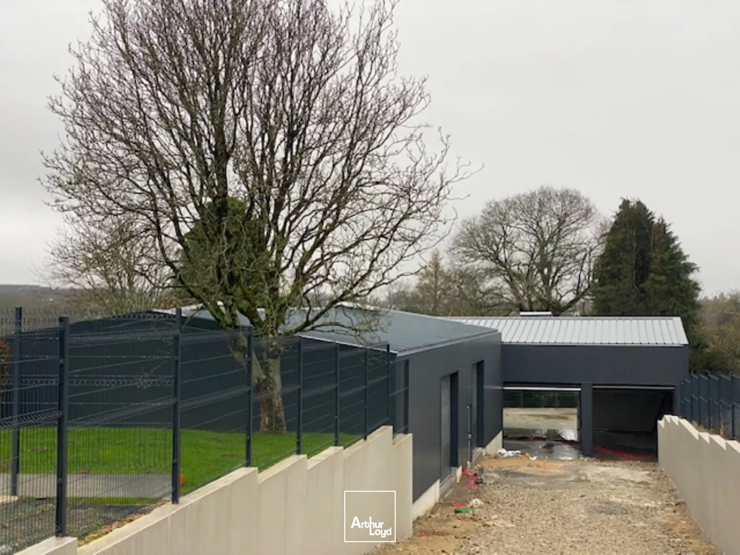 A LOUER ZONE DE GUELEN QUIMPER - LOCAUX D'ACTIVITE D'UNE SUPERFICIE D'ENVIRON 300 M²