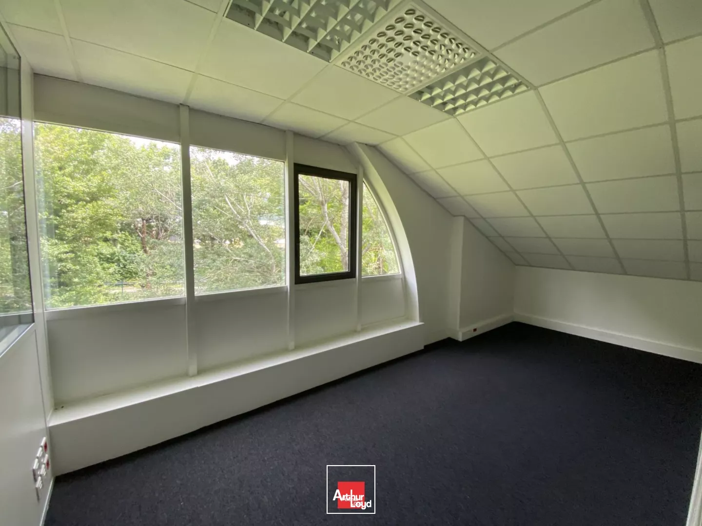 A LOUER BUREAUX EYBENS PARC ARBORE PROCHE TRAM ET COMMODITES