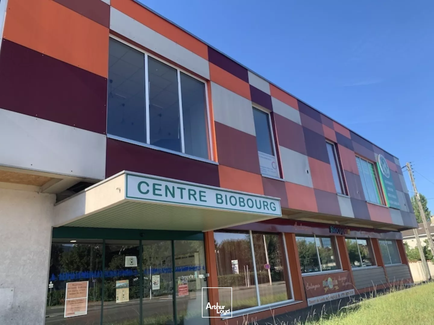 A louer, commerces en façade du boulevard Kennedy