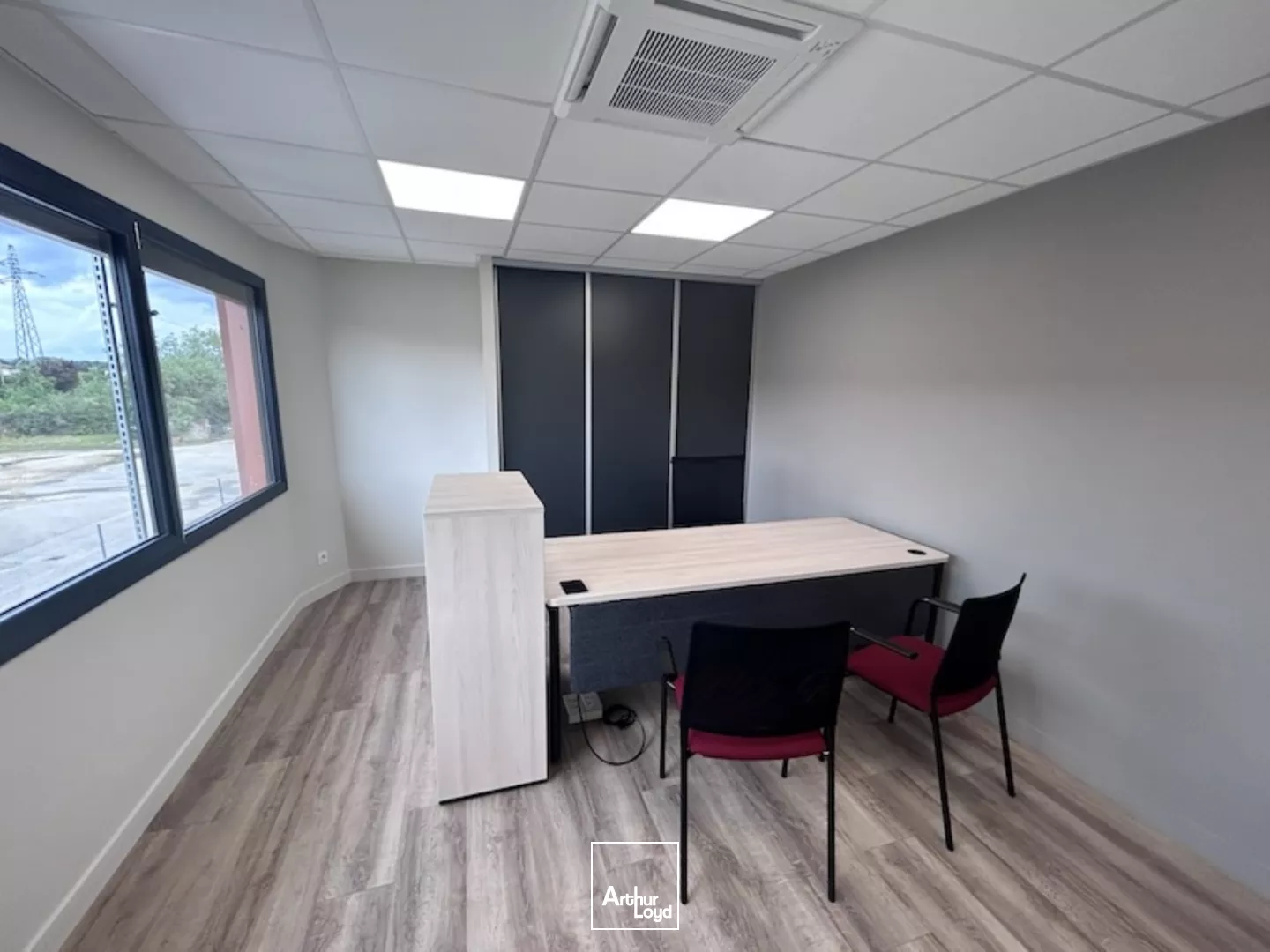 BOURG EN BRESSE - LOCATION - BUREAUX MEUBLES ET EQUIPES