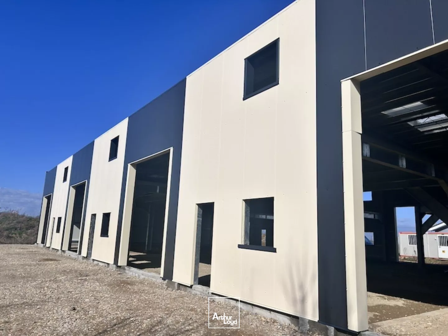 PERONNAS - LOCAUX D'ACTIVITE EN CONSTRUCTION - NEUFS - LOCATION - VISIBILITE 