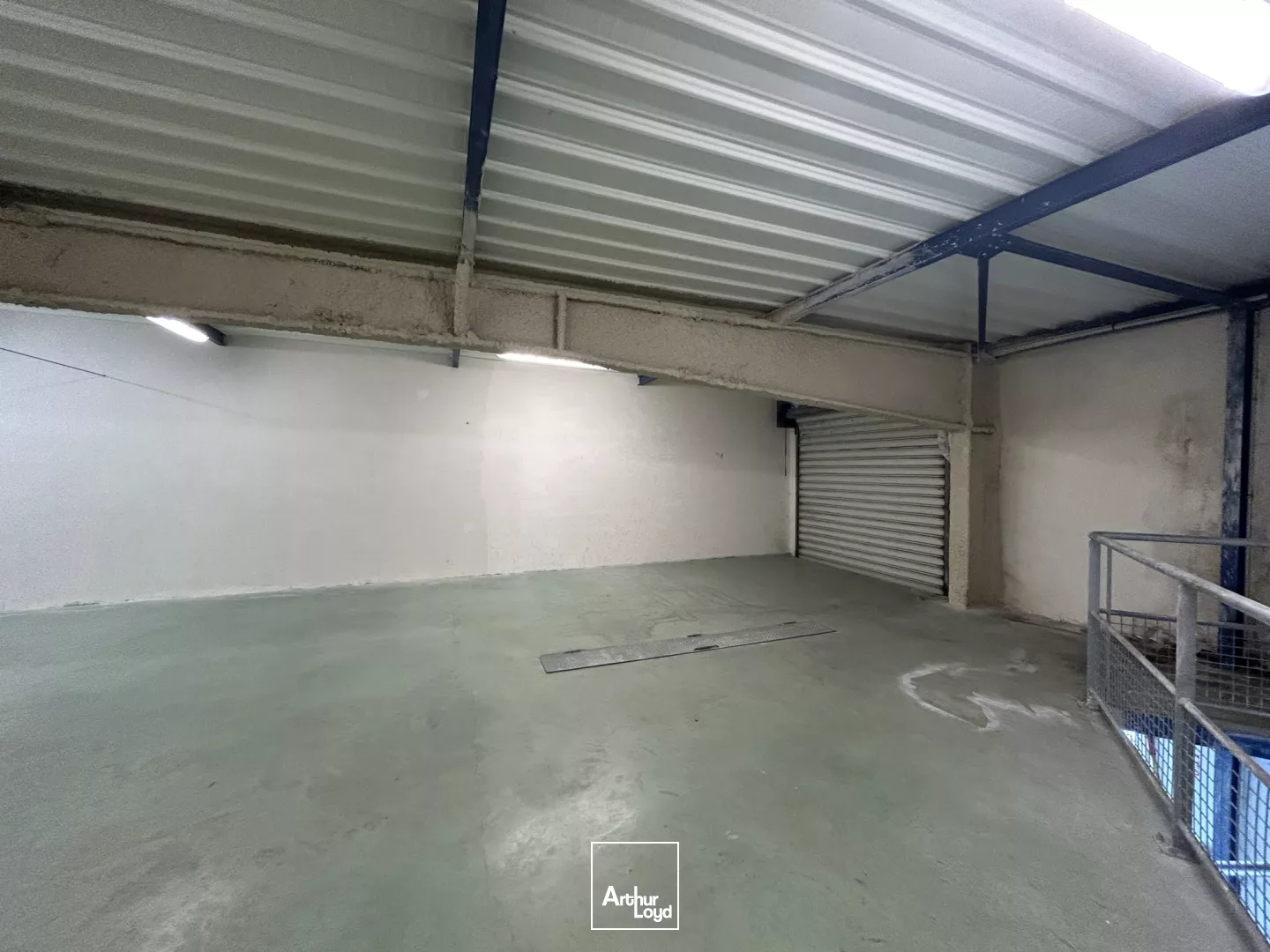 A LOUER - LOCAL -STOCKAGE - LA BAULE - 265 M2