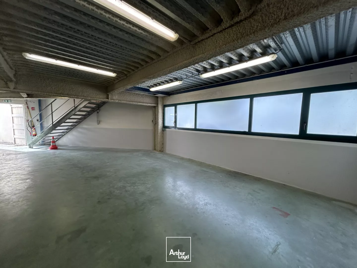 A LOUER - LOCAL -STOCKAGE - LA BAULE - 265 M2