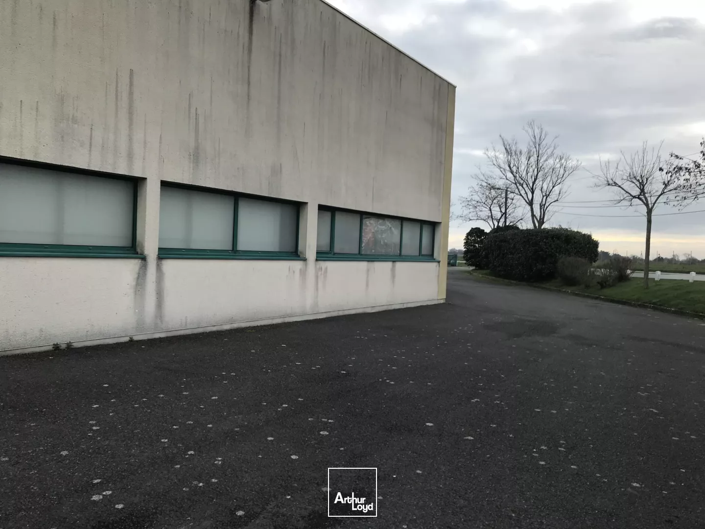 A LOUER - LOCAL -STOCKAGE - LA BAULE - 265 M2