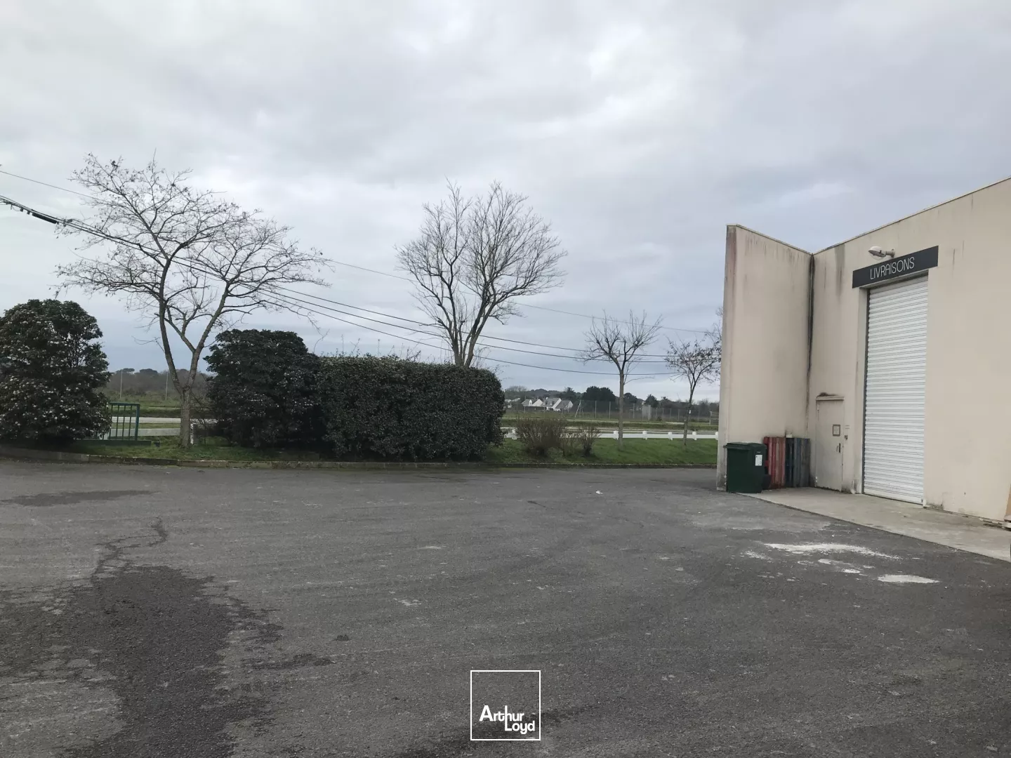 A LOUER - LOCAL -STOCKAGE - LA BAULE - 265 M2