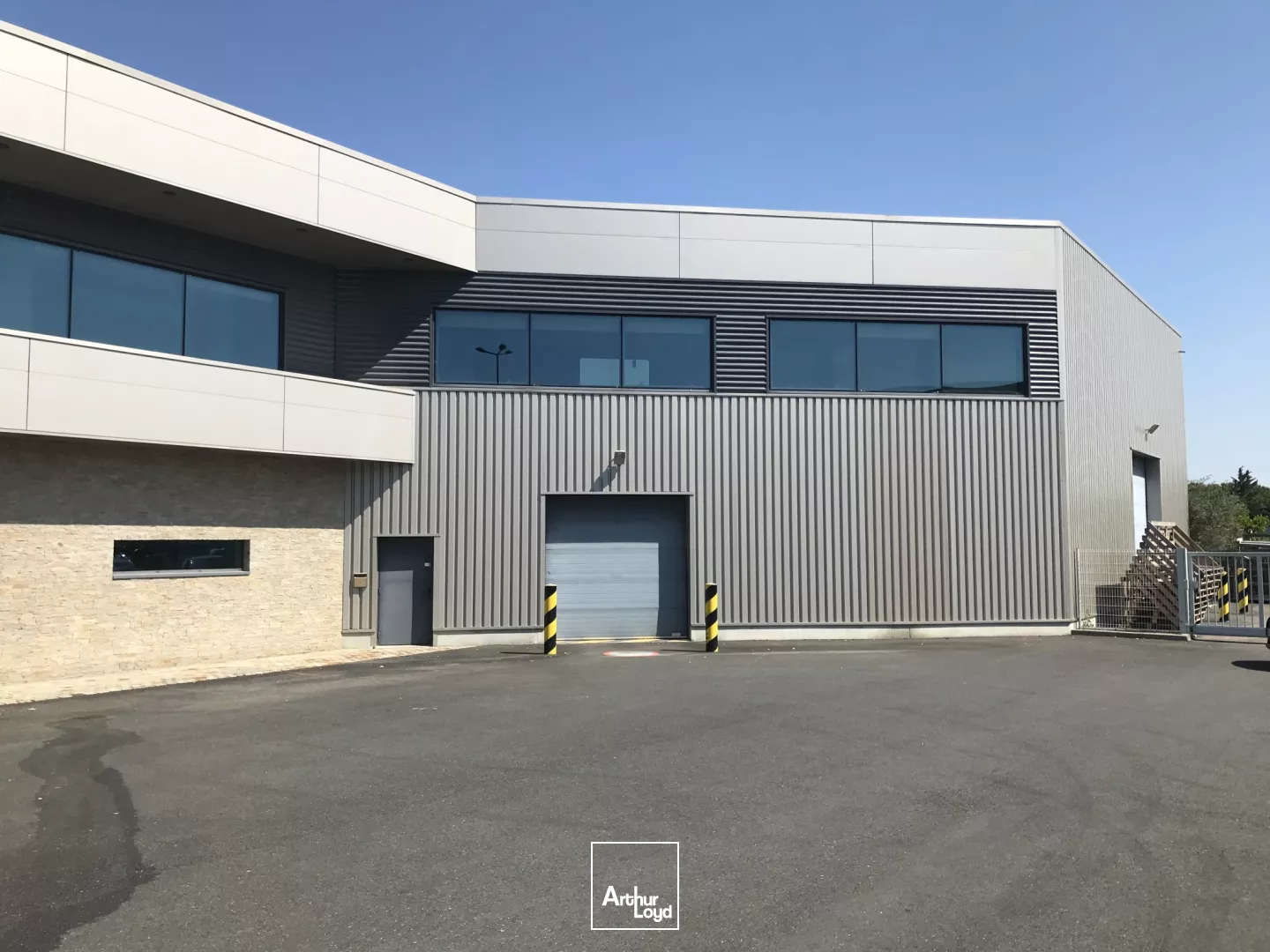 LOUER - ENTREPOT - ZONE INDUSTRIELLE - ATELIER - REZE