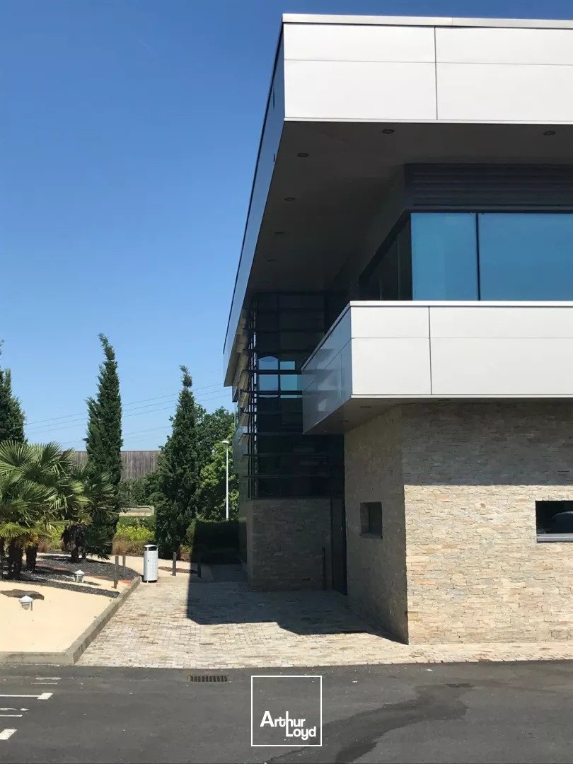 LOUER - ENTREPOT - ZONE INDUSTRIELLE - ATELIER - REZE