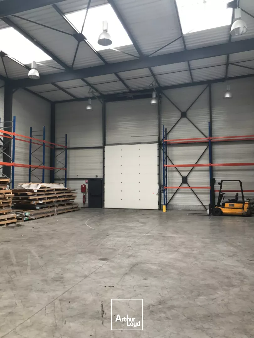 LOUER - ENTREPOT - ZONE INDUSTRIELLE - ATELIER - REZE