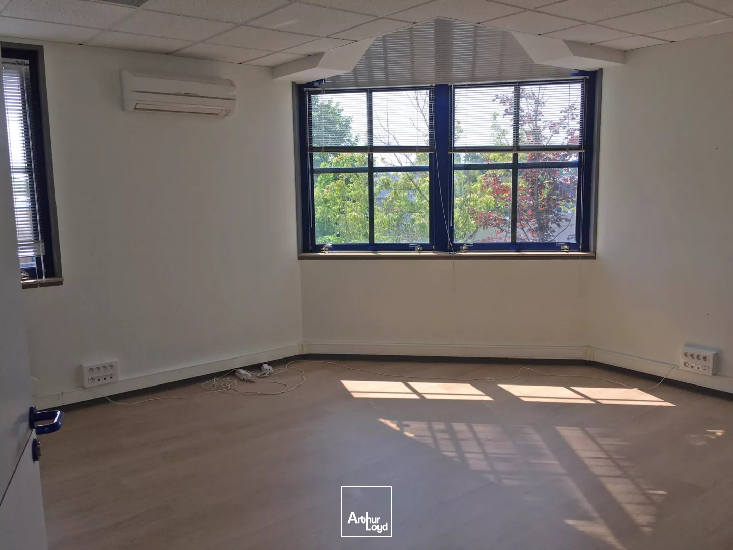 PROCHE SUPER U SAUTRON - LOCATION PLATEAU BUREAUX