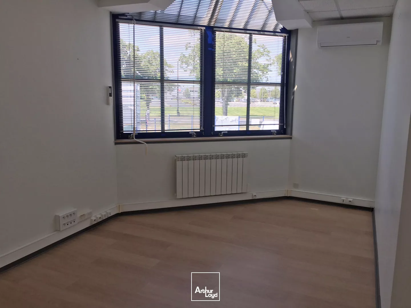 PROCHE SUPER U SAUTRON - LOCATION PLATEAU BUREAUX