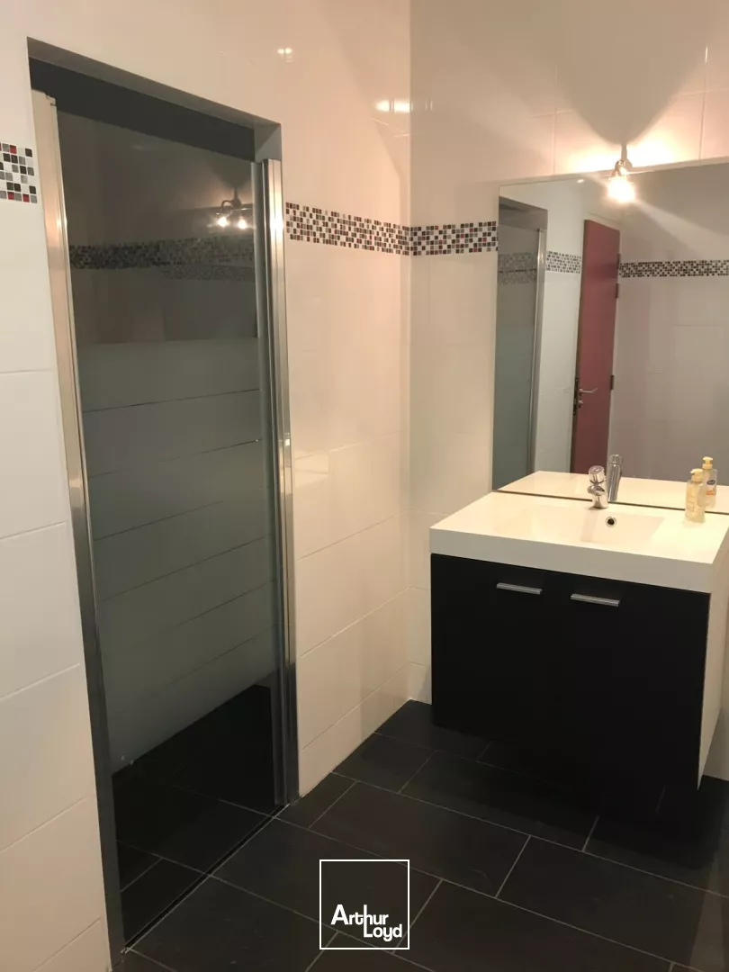 LOUER - ENTREPOT - ZONE INDUSTRIELLE - ATELIER - REZE