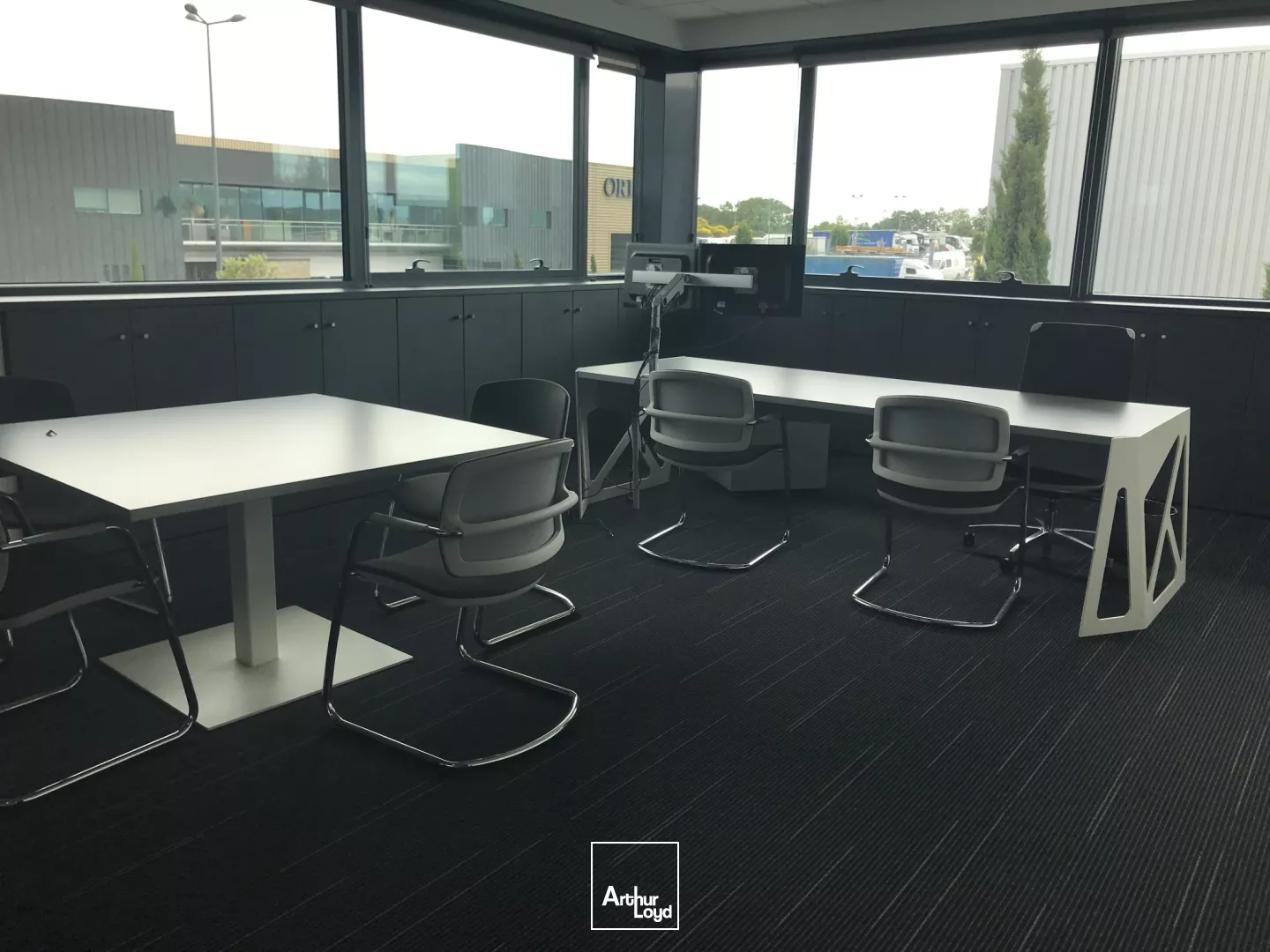 LOUER - ENTREPOT - ZONE INDUSTRIELLE - ATELIER - REZE