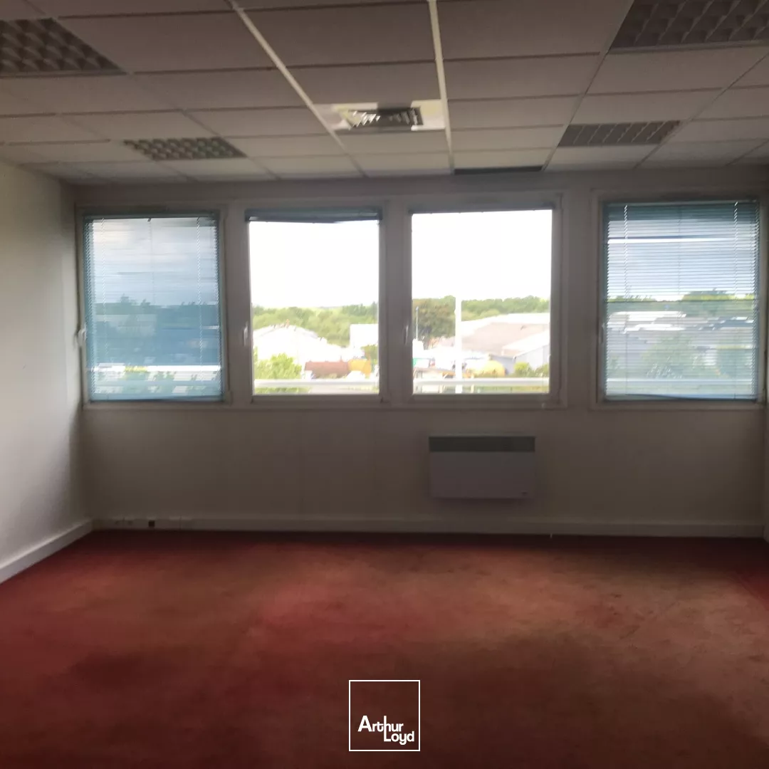 BUREAUX A LOUER - 600 M2 - SAINT NAZAIRE - ZI BRAIS - OPEN SPACE - 300 M2