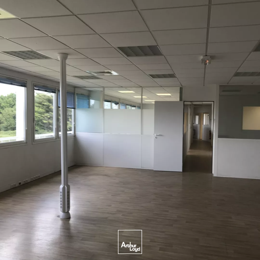 BUREAUX A LOUER - 600 M2 - SAINT NAZAIRE - ZI BRAIS - OPEN SPACE - 300 M2
