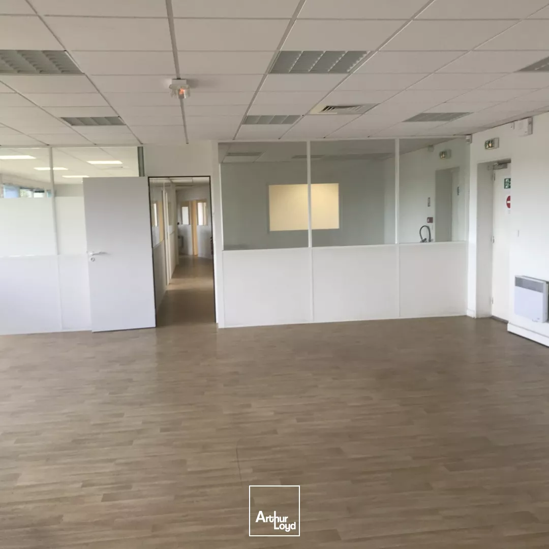 BUREAUX A LOUER - 600 M2 - SAINT NAZAIRE - ZI BRAIS - OPEN SPACE - 300 M2