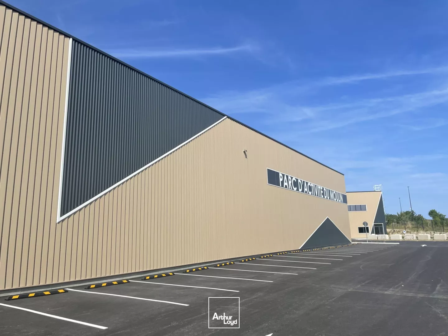 A LOUER - ENTREPOT - ATELIER - ZONE INDUSTRIELLE - CARQUEFOU