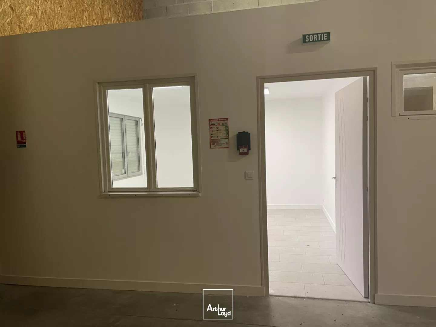 A LOUER - STOCKAGE - BUREAUX - ZONE ACTIVITES - PONTCHATEAU 