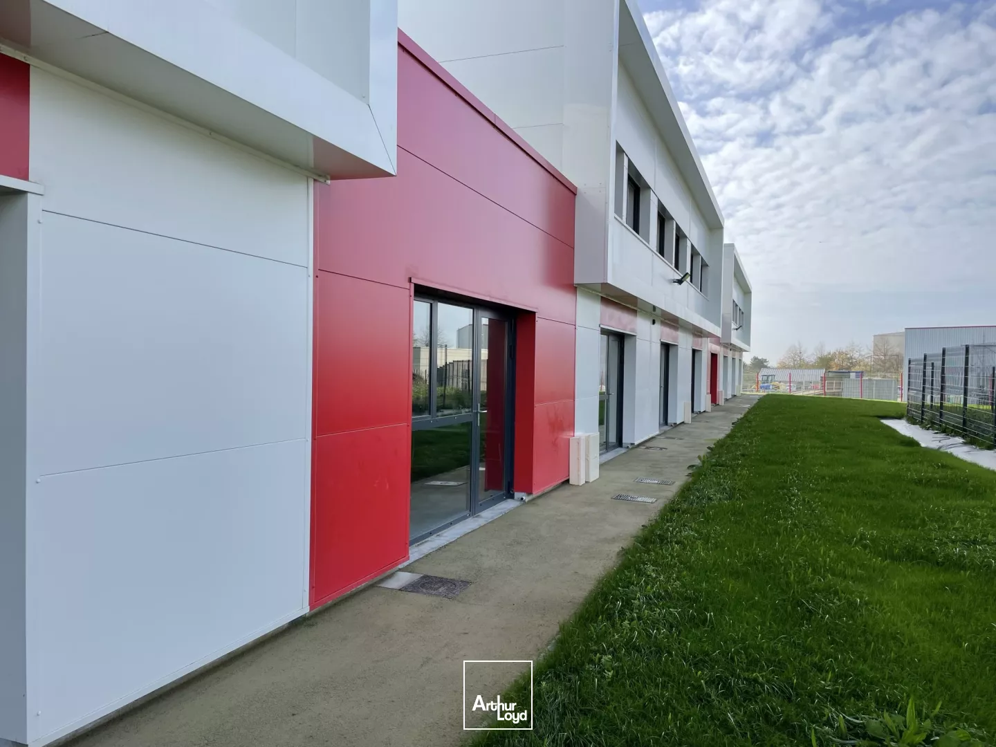 STOCKAGE - 100 M2 - DONGES - PORTE SECTIONNELLE - BUREAUX