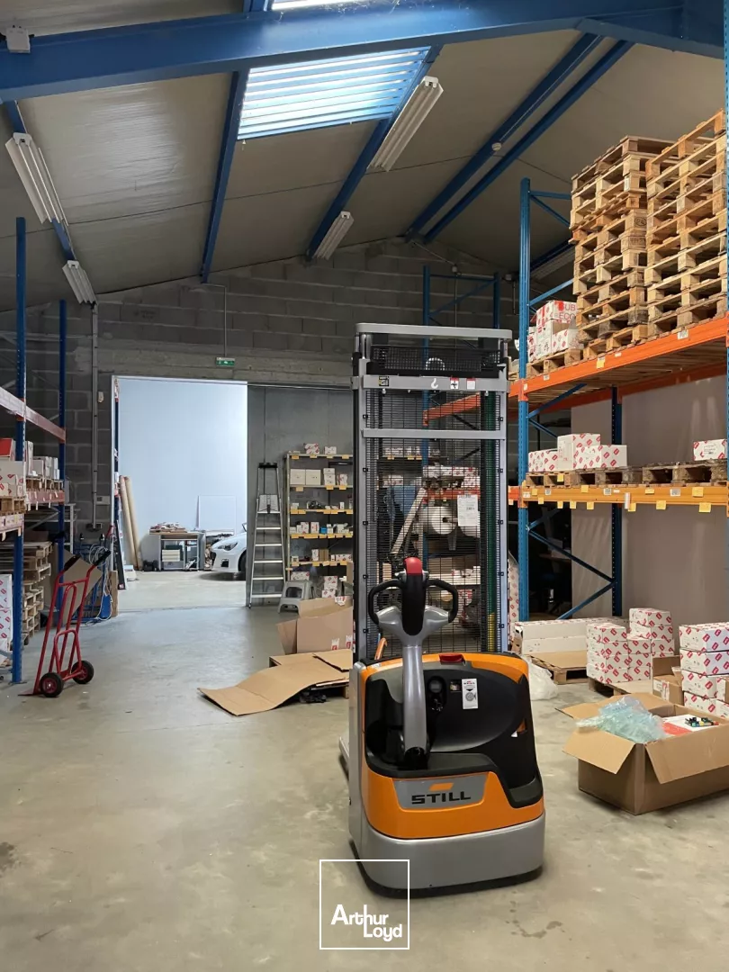 A LOUER - BATIMENT ACTIVITE - STOCKAGE -ST PHILBERT 