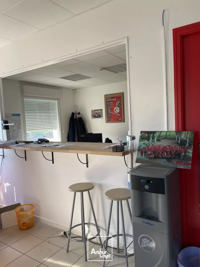 A LOUER - BATIMENT ACTIVITE - STOCKAGE -ST PHILBERT 