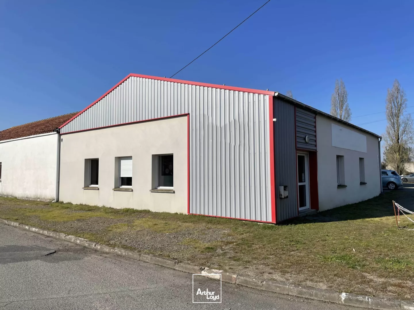 A LOUER - BATIMENT ACTIVITE - STOCKAGE -ST PHILBERT 