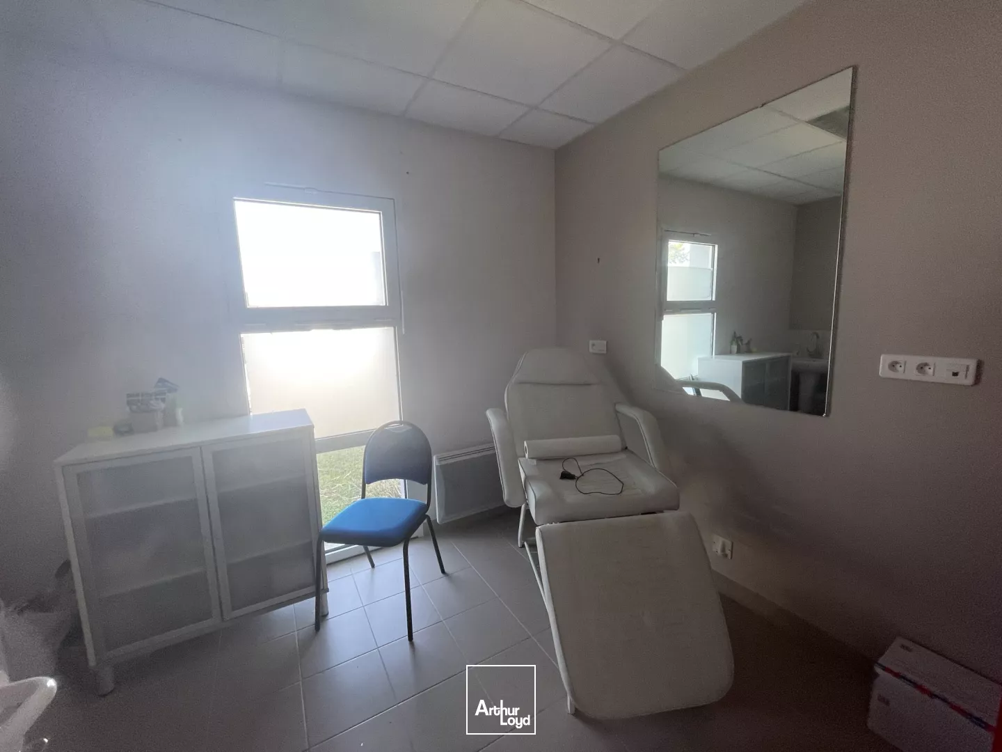 A VENDRE - 560 M2 - BUREAUX - ST HILAIRE DE CHALEON