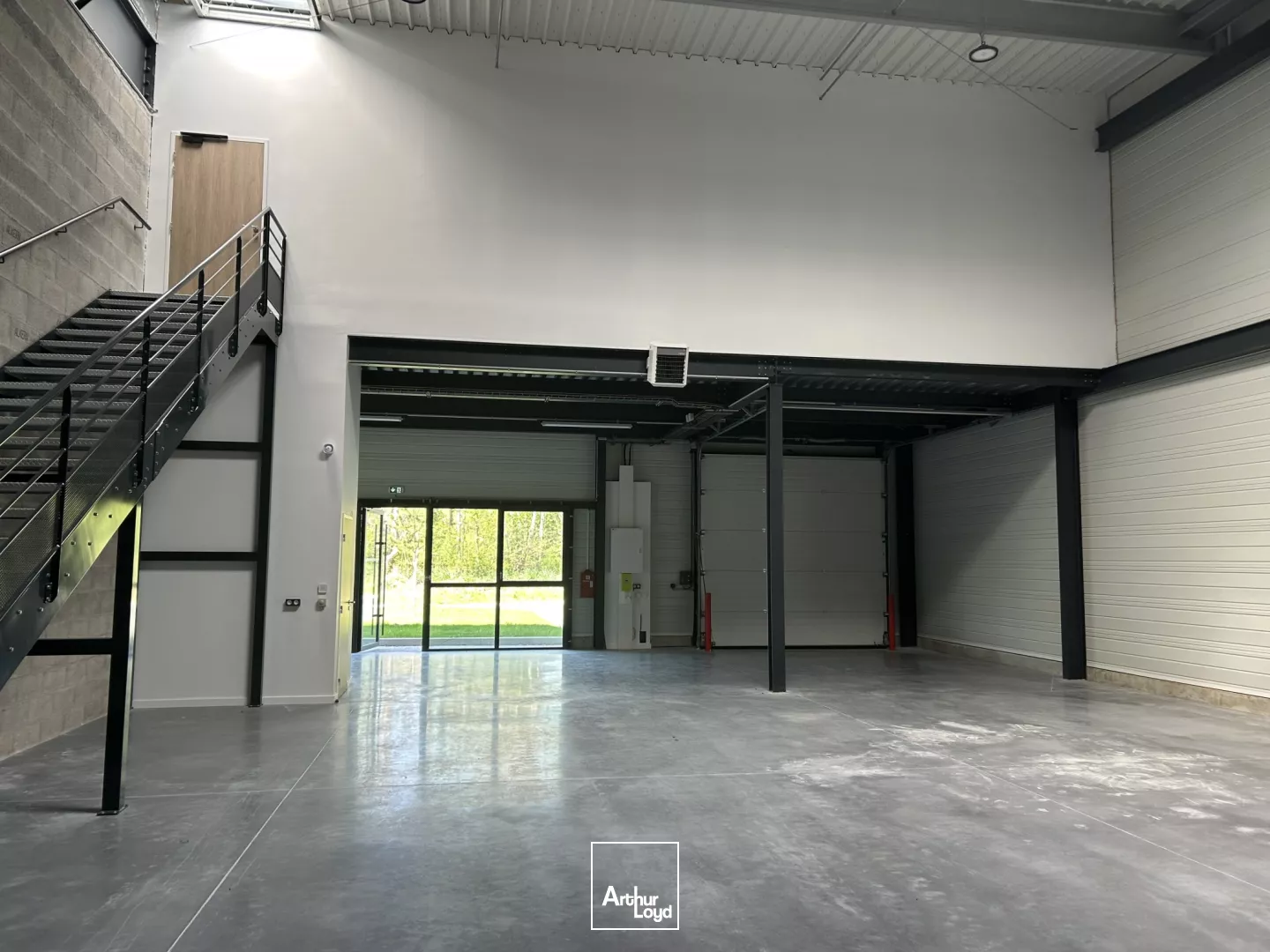 LOCAUX NEUFS AVEC QUAIS - NORD OUEST - ST ETIENNE DE MONTLUC