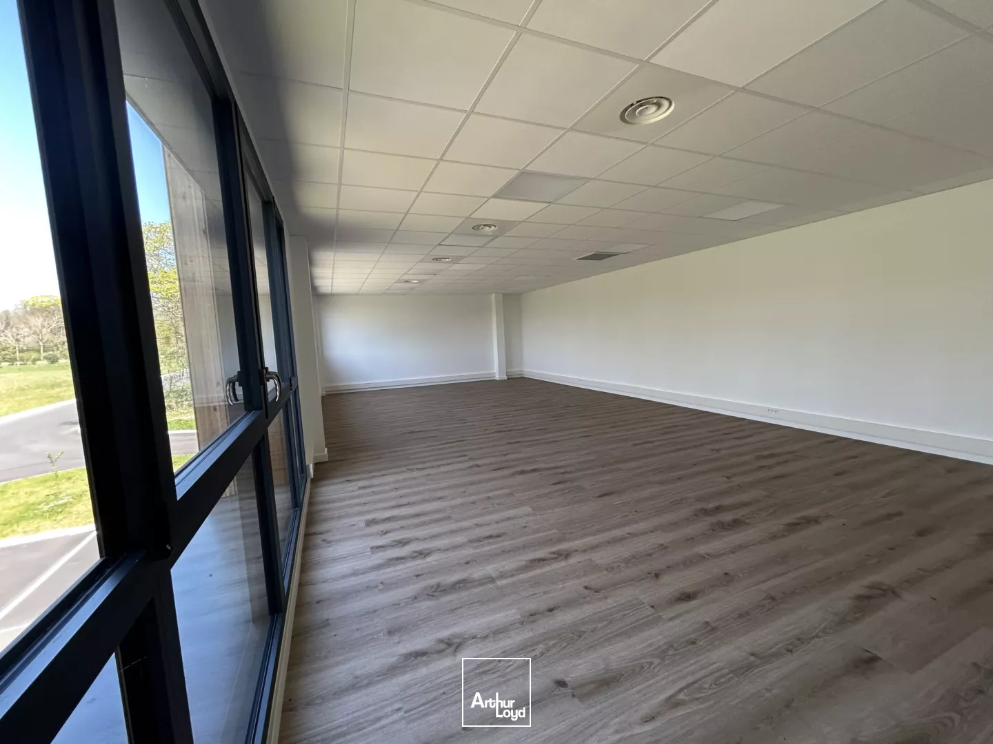 LOCAUX NEUFS AVEC QUAIS - NORD OUEST - ST ETIENNE DE MONTLUC