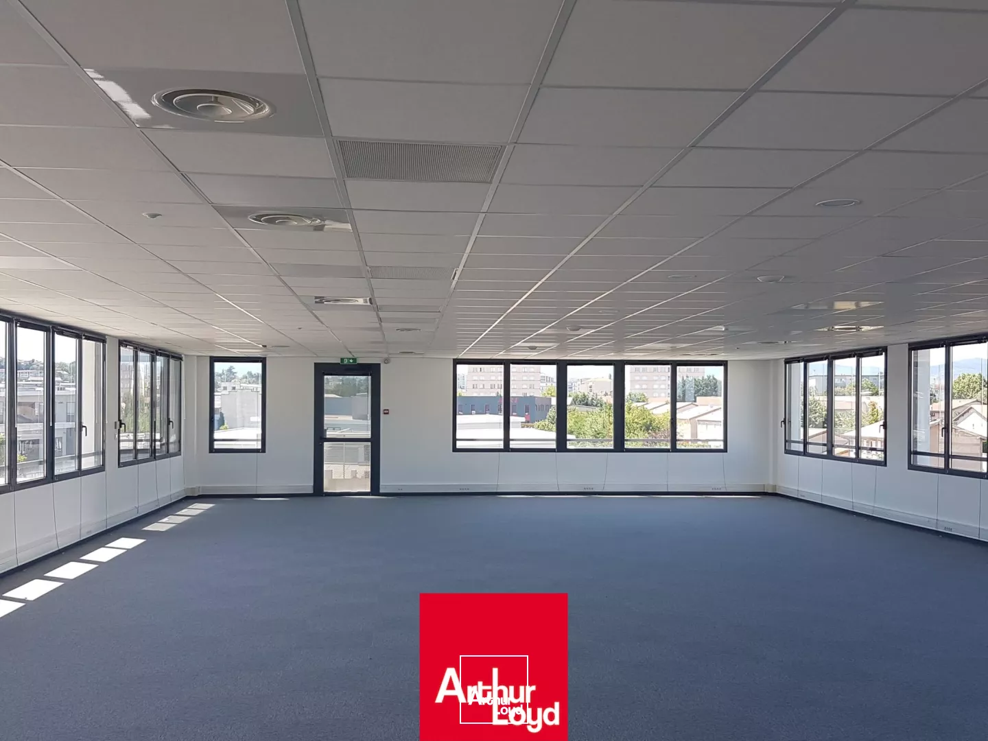 Belle surface de bureaux à louer proche de l'autoroute A6 à Villefranche sur Saône. Nombreux stationnements, accès PMR. Environnement dynamique : Pôle emploi, salle de sport, assuranc...