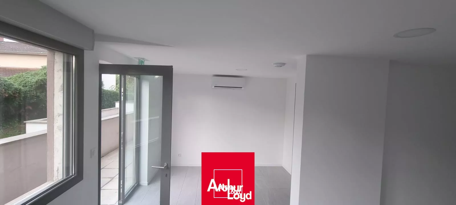 Local professionnel à louer en rez-de-chaussée à Jassans Riottier, proche de Villefranche sur Saône