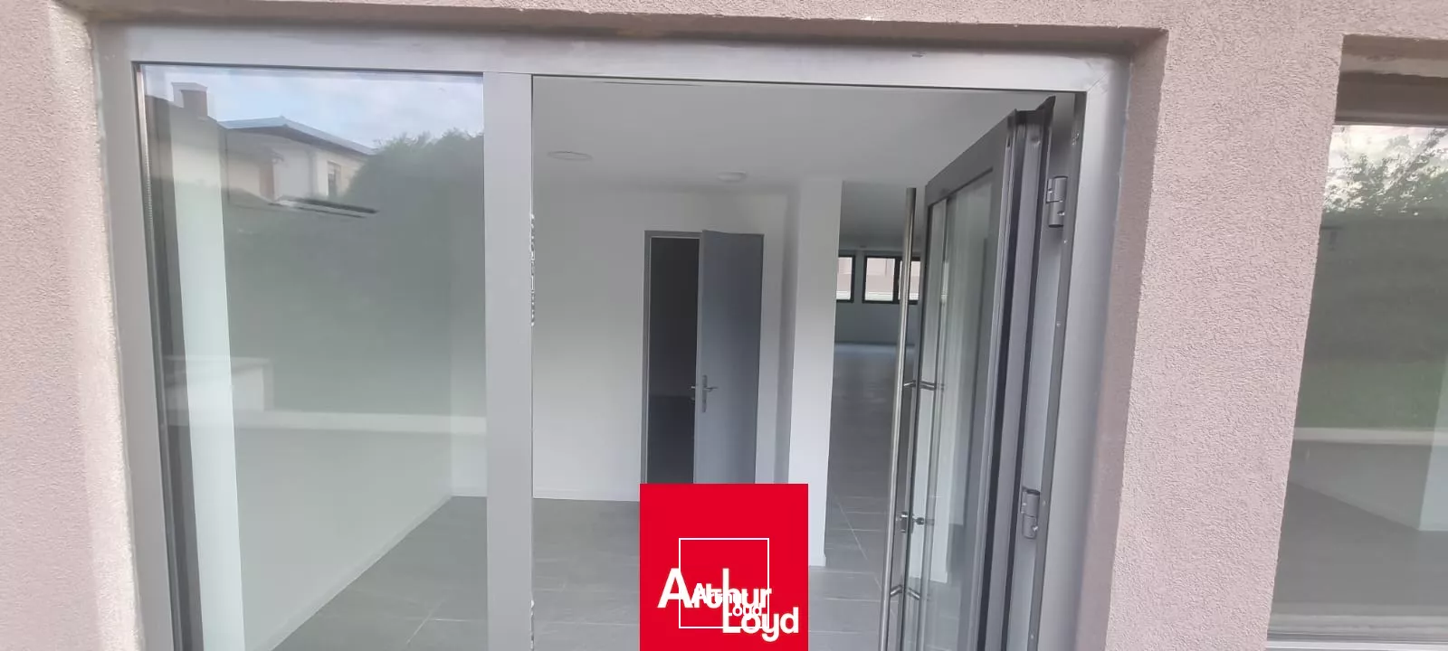 Local professionnel à louer en rez-de-chaussée à Jassans Riottier, proche de Villefranche sur Saône