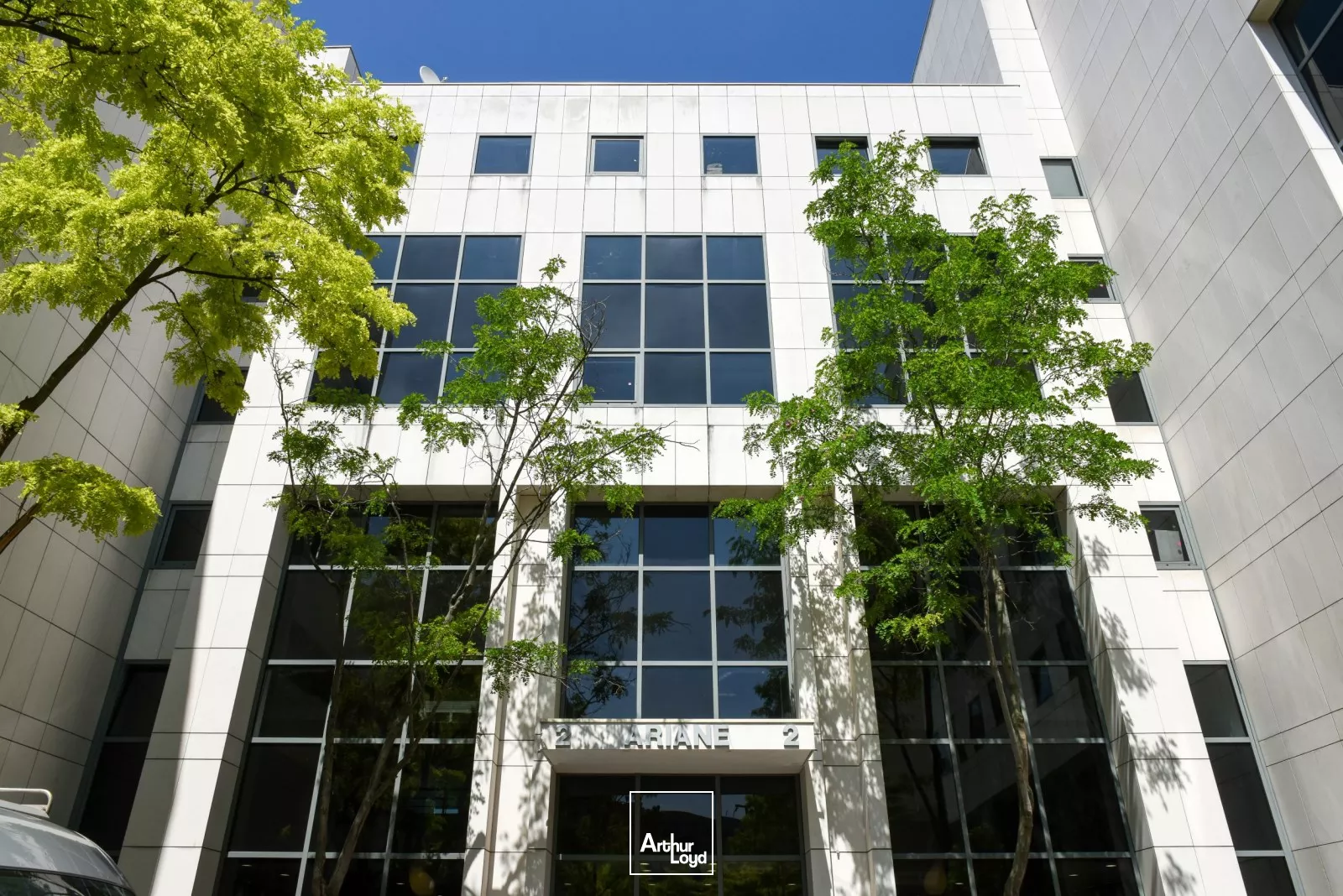 Immeuble de bureaux rénovés à louer - Quartier d'affaires de Rueil Malmaison - Services et parkings inclus - RER A