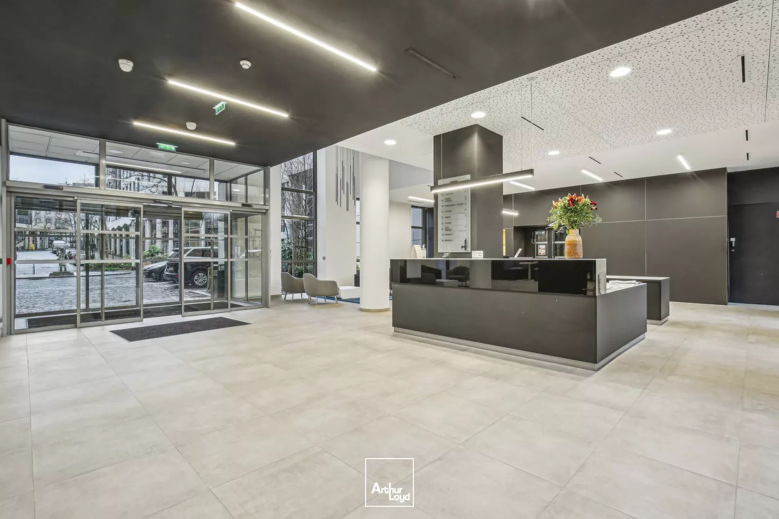 Immeuble de bureaux rénovés à louer - Quartier d'affaires de Rueil Malmaison - Services et parkings inclus - RER A