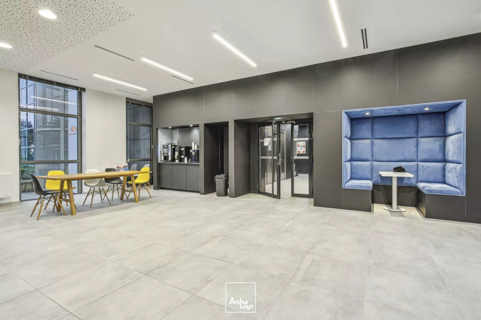 Immeuble de bureaux rénovés à louer - Quartier d'affaires de Rueil Malmaison - Services et parkings inclus - RER A