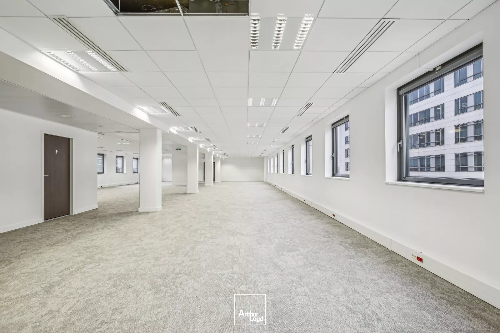 Immeuble de bureaux rénovés à louer - Quartier d'affaires de Rueil Malmaison - Services et parkings inclus - RER A