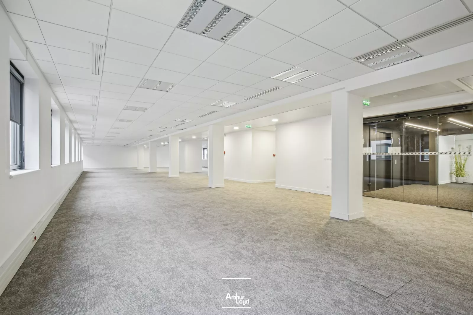 Immeuble de bureaux rénovés à louer - Quartier d'affaires de Rueil Malmaison - Services et parkings inclus - RER A