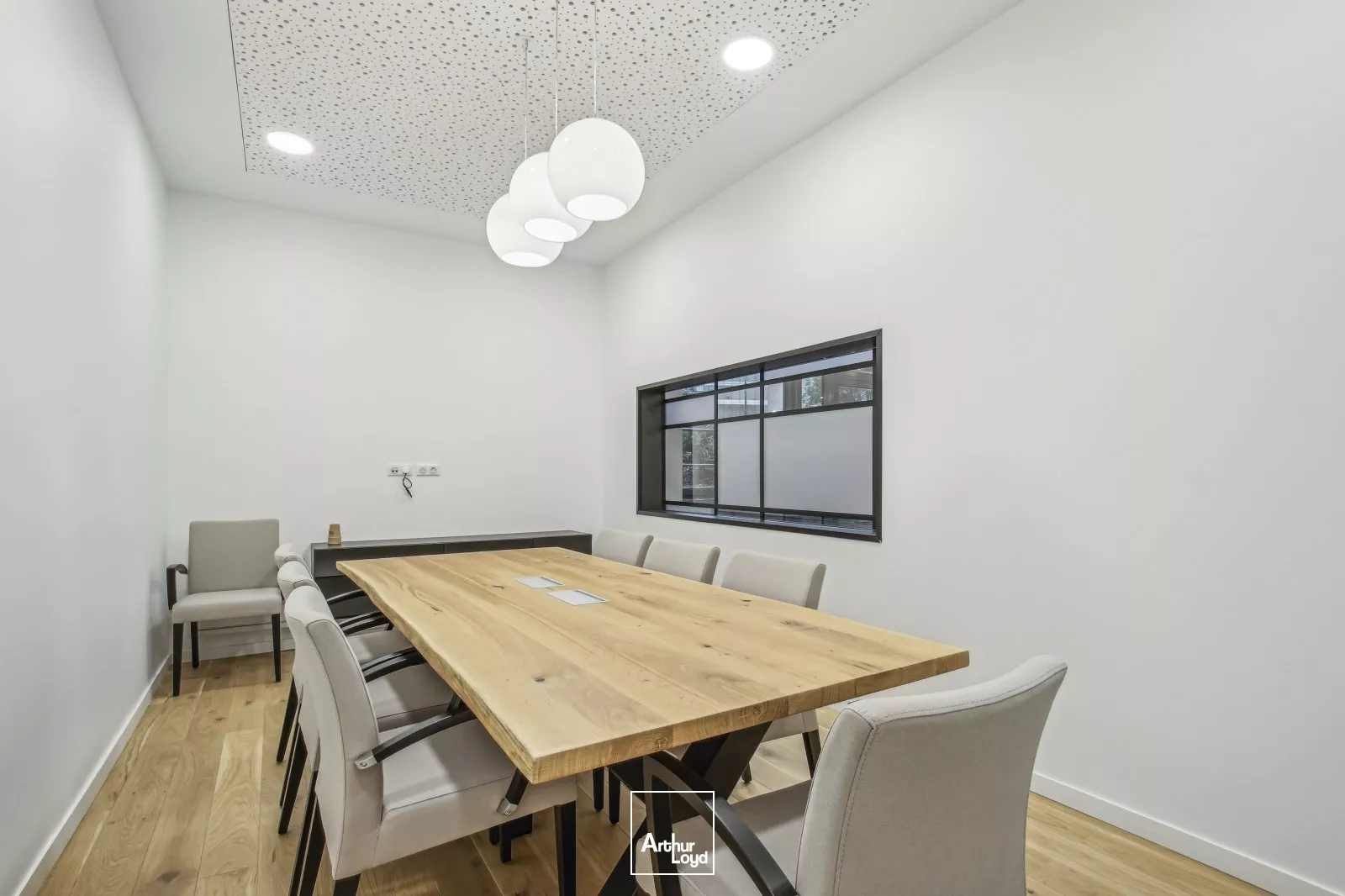 Immeuble de bureaux rénovés à louer - Quartier d'affaires de Rueil Malmaison - Services et parkings inclus - RER A