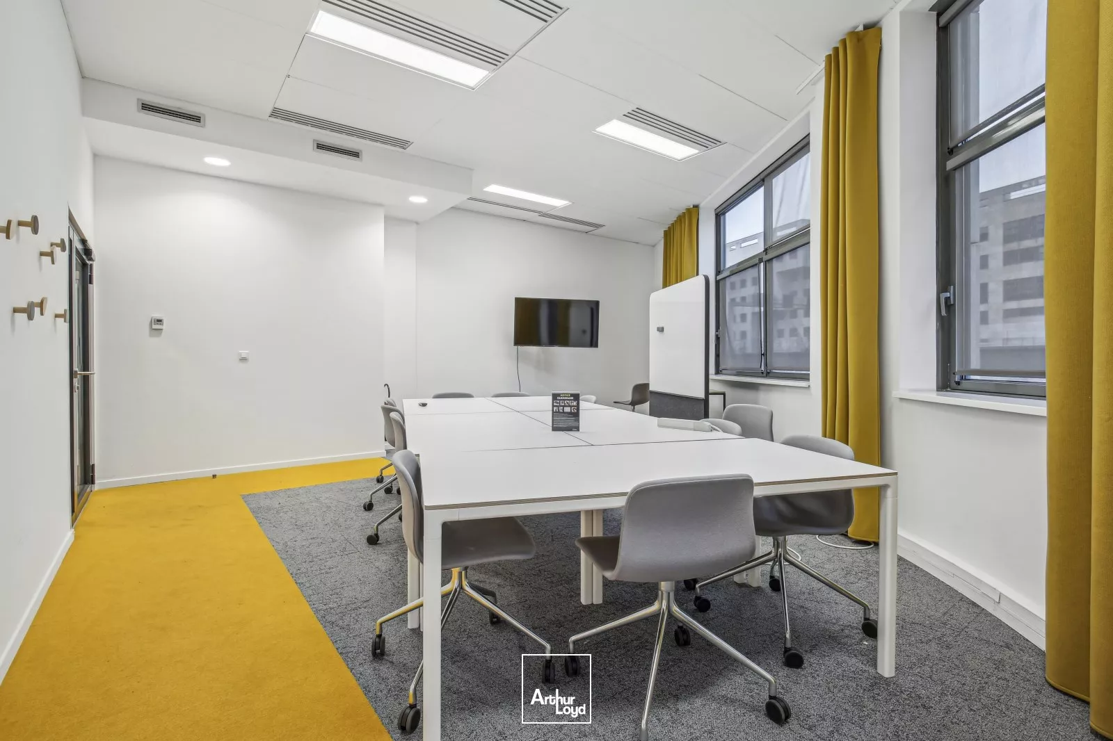 Immeuble de bureaux rénovés à louer - Quartier d'affaires de Rueil Malmaison - Services et parkings inclus - RER A