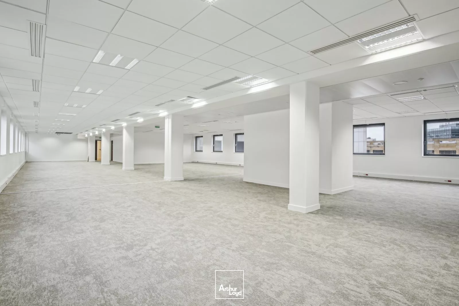 Immeuble de bureaux rénovés à louer - Quartier d'affaires de Rueil Malmaison - Services et parkings inclus - RER A